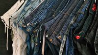 Unsere nachhaltigen Custom Jeans zeigen wir hier in den Farben Natur, Hell- & Dunkel Blau, Stone-Blue bis hin zu Grau und Schwarz.