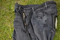 Damit fing alles an: eine von ONE-OFFsue dekonstruierte upcycling Jeans in Black Denim.
